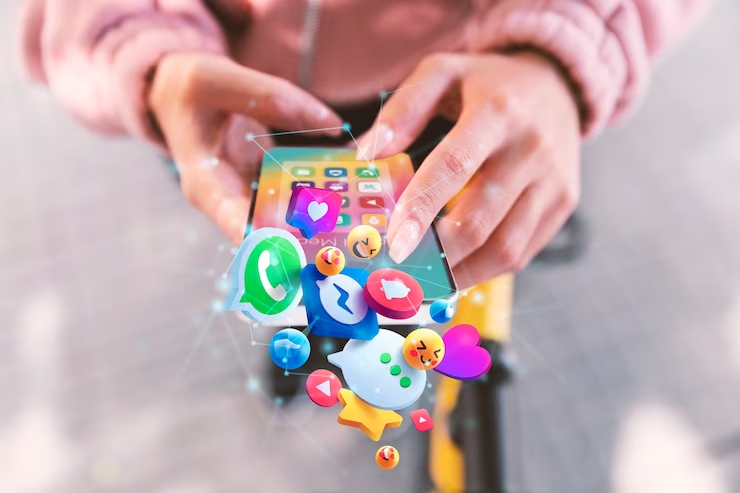 Mãos segurando o celular e saindo diversos emojis deles