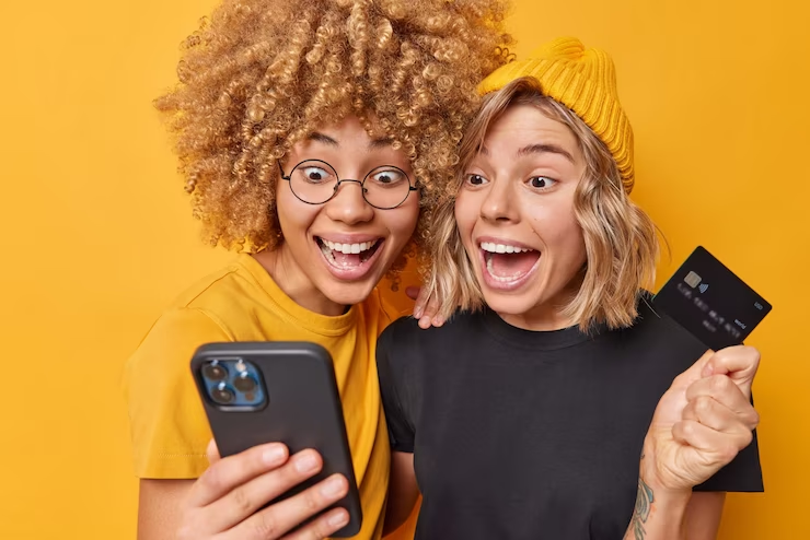 Duas mulheres fazendo o primeiro anúncio